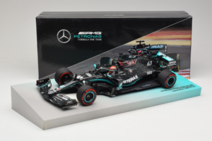 Mercedes W11 #63 G. Russell Mercedes AMG Petronas Sakhir Grand Prix 2020 Minichamps 1:18 113201663 Смола — снимка 7 от 7