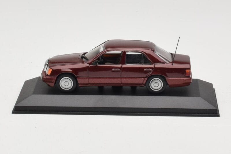 Mercedes W124 Dark Red Metallic Minichamps 1:43 Mercedes W124 Dark Red Metallic Minichamps 1:43 MB002 Метал