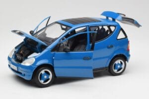 Mercedes A-Class W168 Azure Син Maisto 1:18 50311 Метал — снимка 2 от 8