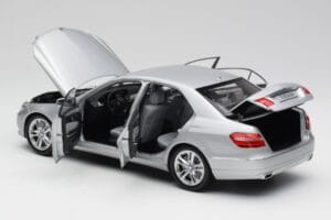 Mercedes E-класа W212 Avantgarde Iridium Сребрист Боя Издание 1 Minichamps 1:18 B66960212-D1 Метал — снимка 5 от 11