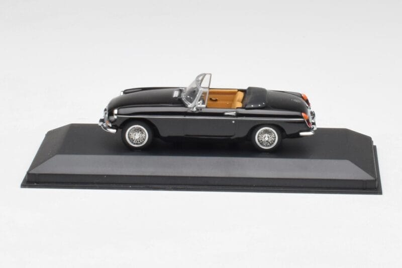 MGB Кабриолет Черен Minichamps 1:43 430131030 Метал