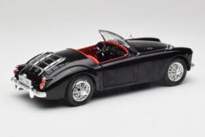 MGA English Roadster Черен Revell 1:18 84559091 Метал — снимка 3 от 8