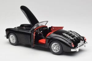 MGA English Roadster Черен Revell 1:18 84559091 Метал — снимка 5 от 8