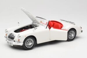 MGA Roadster Old English White Revell 1:18 08455 Метал — снимка 2 от 8