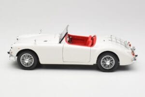 MGA Roadster Old English White Revell 1:18 08455 Метал — снимка 4 от 8