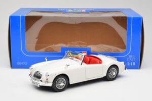 MGA Roadster Old English White Revell 1:18 08455 Метал — снимка 8 от 8