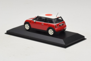 Mini Cooper Червен с Японско Знаме Minichamps 1:43 80420309024-R1 Метал — снимка 3 от 5