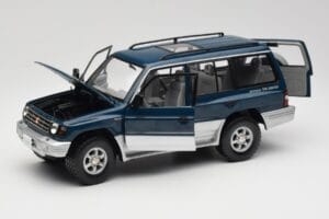 Mitsubishi Pajero V20 LWB Син и Сребрист Sun Star 1:18 1212 Метал — снимка 2 от 8