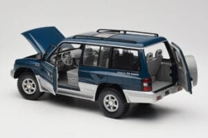 Mitsubishi Pajero V20 LWB Син и Сребрист Sun Star 1:18 1212 Метал — снимка 5 от 8