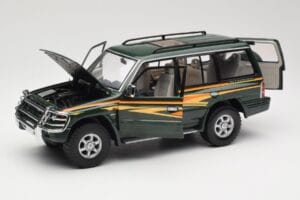 Mitsubishi Pajero V20 LWB Зелен Sun Star 1:18 1225 Метал — снимка 2 от 8