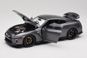 Nissan GT-R R35 Track Edition NISMO Gun Metallic MotorHelix 1:18 M83507 Метал — снимка 2 от 8