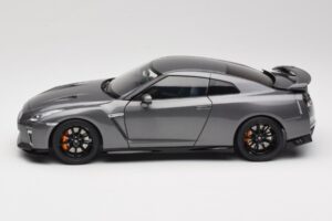 Nissan GT-R R35 Track Edition NISMO Gun Metallic MotorHelix 1:18 M83507 Метал — снимка 4 от 8