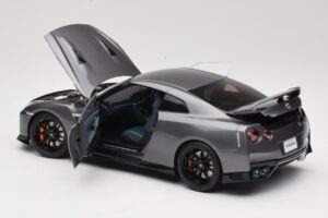 Nissan GT-R R35 Track Edition NISMO Gun Metallic MotorHelix 1:18 M83507 Метал — снимка 5 от 8