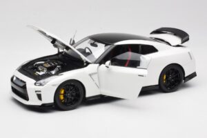 Nissan GT-R R35 Track Edition NISMO Pearl White MotorHelix 1:18 M83518 Метал — снимка 2 от 8
