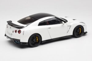 Nissan GT-R R35 Track Edition NISMO Pearl White MotorHelix 1:18 M83518 Метал — снимка 3 от 8