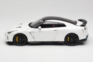 Nissan GT-R R35 Track Edition NISMO Pearl White MotorHelix 1:18 M83518 Метал — снимка 4 от 8