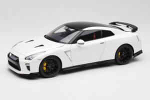 Nissan GT-R R35 Track Edition NISMO Pearl White MotorHelix 1:18 M83518 Метал
