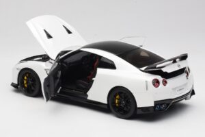 Nissan GT-R R35 Track Edition NISMO Pearl White MotorHelix 1:18 M83518 Метал — снимка 5 от 8