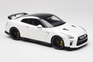 Nissan GT-R R35 Track Edition NISMO Pearl White MotorHelix 1:18 M83518 Метал — снимка 6 от 8