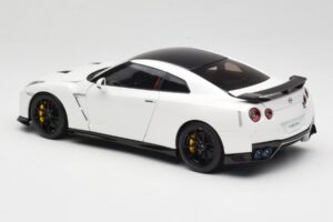Nissan GT-R R35 Track Edition NISMO Pearl White MotorHelix 1:18 M83518 Метал — снимка 7 от 8