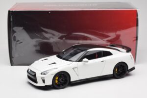 Nissan GT-R R35 Track Edition NISMO Pearl White MotorHelix 1:18 M83518 Метал — снимка 8 от 8