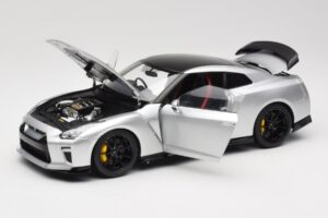 Nissan GT-R R35 Track Edition NISMO T-Spec Ultimate Metal Silver MotorHelix 1:18 M83517 Метал — снимка 2 от 8