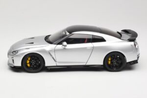 Nissan GT-R R35 Track Edition NISMO T-Spec Ultimate Metal Silver MotorHelix 1:18 M83517 Метал — снимка 4 от 8