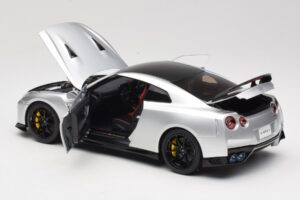 Nissan GT-R R35 Track Edition NISMO T-Spec Ultimate Metal Silver MotorHelix 1:18 M83517 Метал — снимка 5 от 8