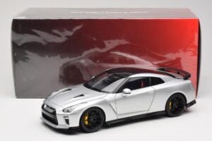 Nissan GT-R R35 Track Edition NISMO T-Spec Ultimate Metal Silver MotorHelix 1:18 M83517 Метал — снимка 8 от 8