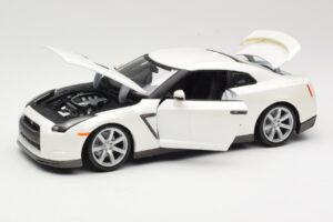 Nissan GT-R R35 Бял Bburago 1:18 18-12079 Метал — снимка 2 от 8
