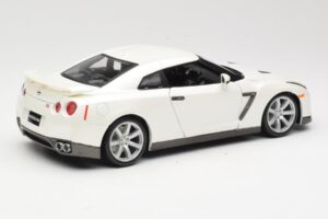 Nissan GT-R R35 Бял Bburago 1:18 18-12079 Метал — снимка 3 от 8