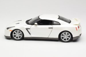 Nissan GT-R R35 Бял Bburago 1:18 18-12079 Метал — снимка 4 от 8
