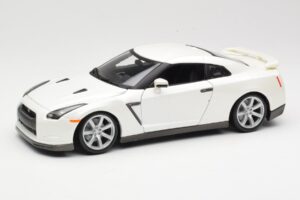 Nissan GT-R R35 Бял Bburago 1:18 18-12079 Метал