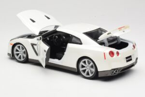 Nissan GT-R R35 Бял Bburago 1:18 18-12079 Метал — снимка 5 от 8