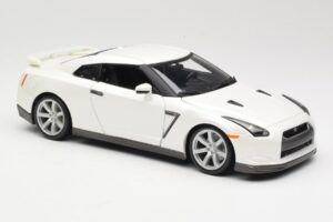Nissan GT-R R35 Бял Bburago 1:18 18-12079 Метал — снимка 6 от 8