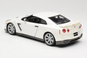 Nissan GT-R R35 Бял Bburago 1:18 18-12079 Метал — снимка 7 от 8