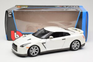 Nissan GT-R R35 Бял Bburago 1:18 18-12079 Метал — снимка 8 от 8
