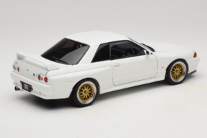 Nissan Skyline GT-R R32 V-Spec II Tuned Crystal White AUTOart 1:18 77416 Метал — снимка 3 от 8