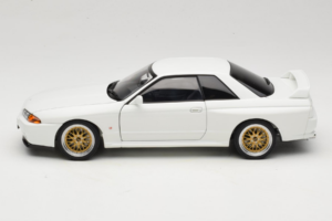 Nissan Skyline GT-R R32 V-Spec II Tuned Crystal White AUTOart 1:18 77416 Метал — снимка 4 от 8