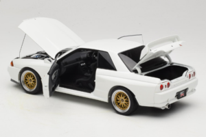 Nissan Skyline GT-R R32 V-Spec II Tuned Crystal White AUTOart 1:18 77416 Метал — снимка 5 от 8