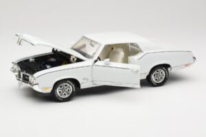 Oldsmobile Cutlass SX Бял ERTL 1:18 33775 Метал — снимка 2 от 8