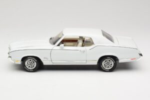 Oldsmobile Cutlass SX Бял ERTL 1:18 33775 Метал — снимка 4 от 8