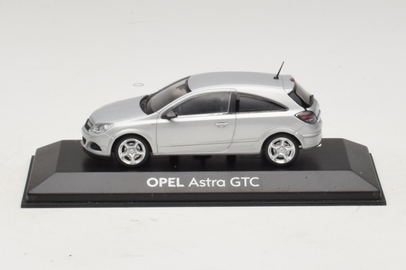 Opel Astra H GTC Сребрист Minichamps 1:43 ASTRA003 Метал