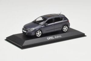 Opel Astra H Тъмно Синьо Minichamps 1:43 B24910027-A1 Метал — снимка 2 от 4