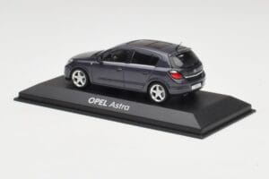 Opel Astra H Тъмно Синьо Minichamps 1:43 B24910027-A1 Метал — снимка 3 от 4