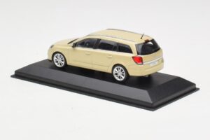 Opel Astra H Комби Жълт Minichamps 1:43 1799098 Метал — снимка 3 от 4