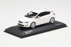 Opel Astra J Бял Minichamps 1:43 400049001 Метал — снимка 2 от 4