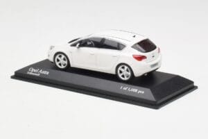 Opel Astra J Бял Minichamps 1:43 400049001 Метал — снимка 3 от 4