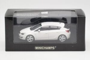 Opel Astra J Бял Minichamps 1:43 400049001 Метал — снимка 4 от 4