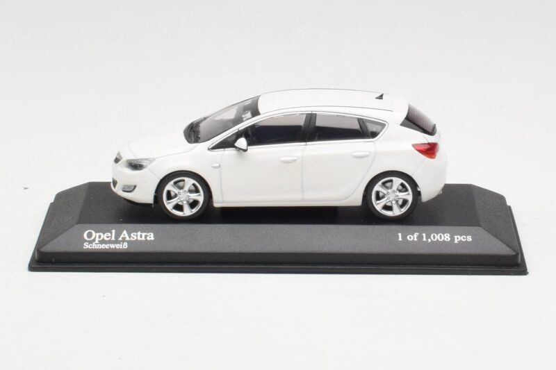 Opel Astra J Бял Minichamps 1:43 400049001 Метал